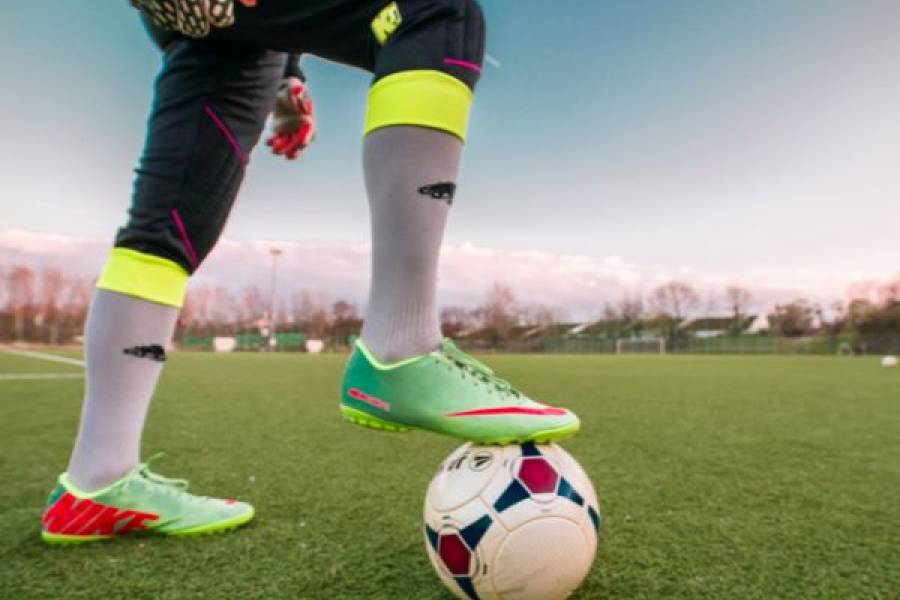 Jakie akcesoria pomagają w treningu gry w piłkę nożną?